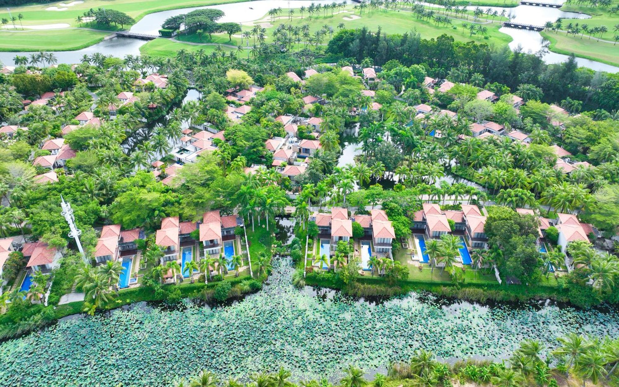 Resort Grand Metropark Yalong Bay - Shuttle And Singer Performance