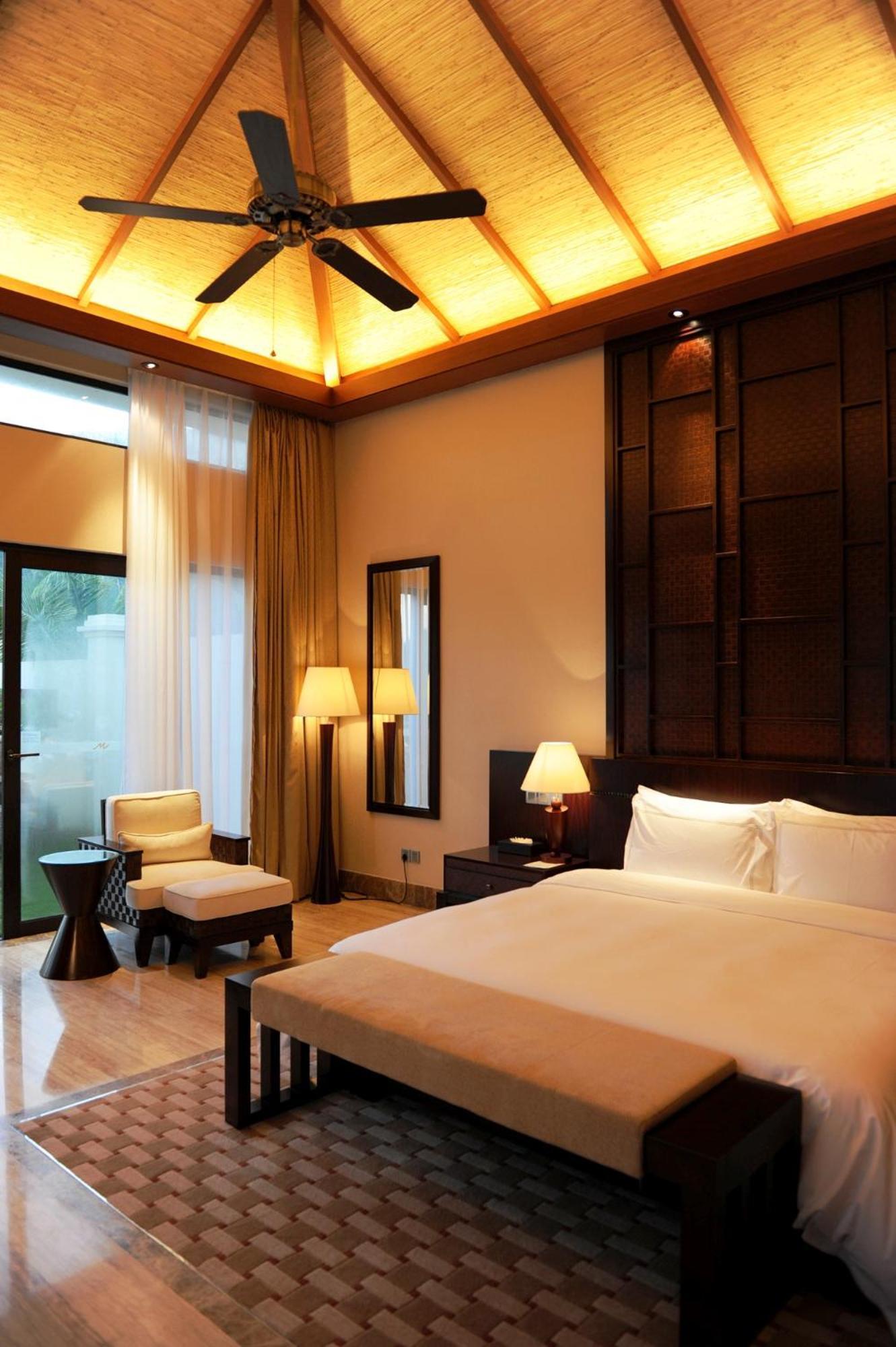 Grand Metropark Yalong Bay - Shuttle And Singer Performance 5* Sanya