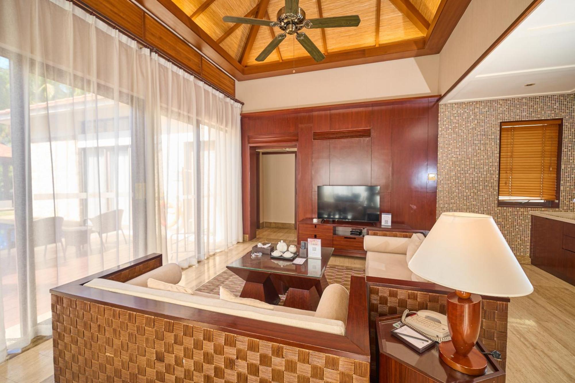 Grand Metropark Yalong Bay - Shuttle And Singer Performance Resort
