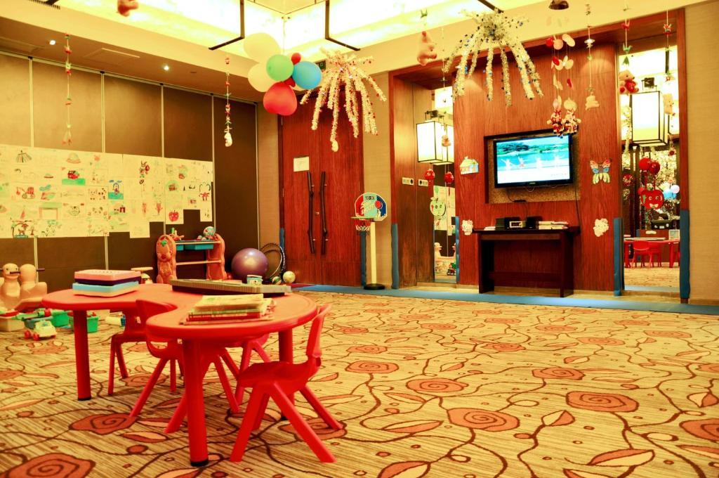 Grand Metropark Yalong Bay - Shuttle And Singer Performance 5* Sanya