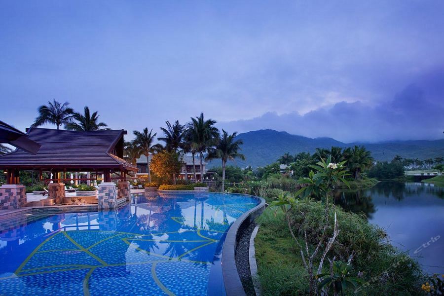 Grand Metropark Yalong Bay - Shuttle And Singer Performance 5*