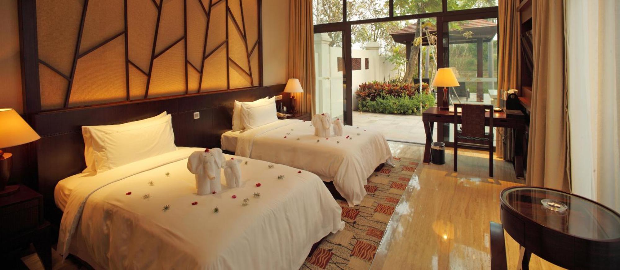 Grand Metropark Yalong Bay - Shuttle And Singer Performance 5*