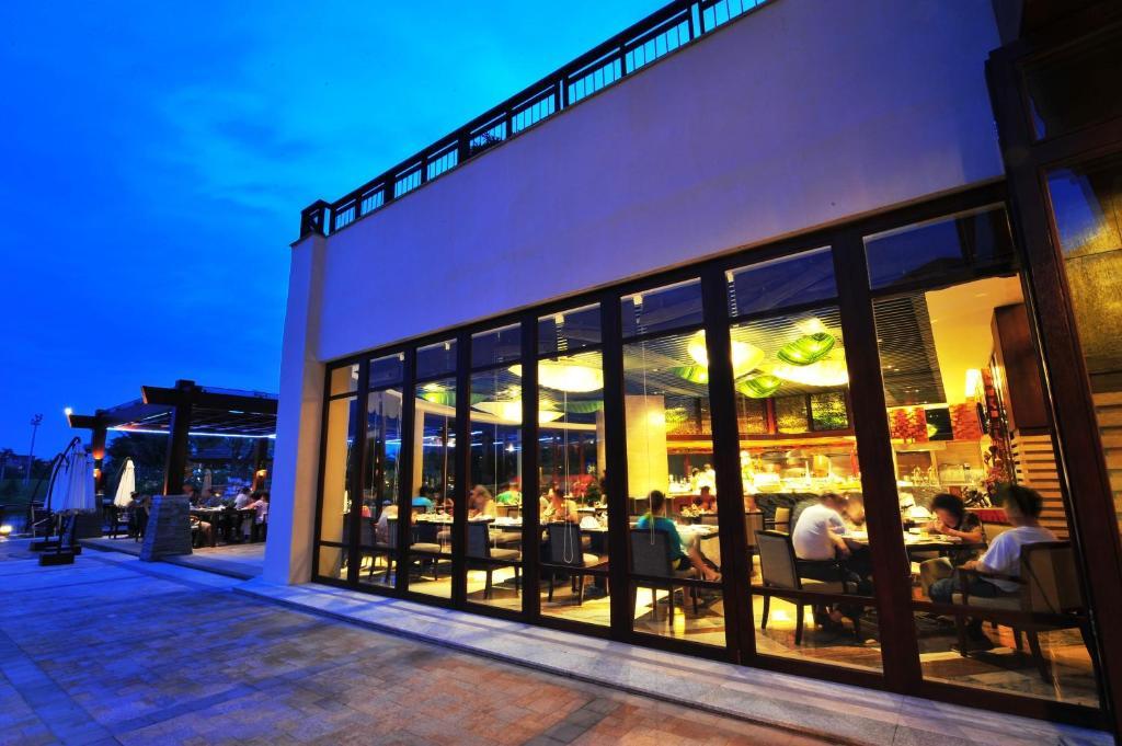 Resort Grand Metropark Yalong Bay - Shuttle And Singer Performance Sanya