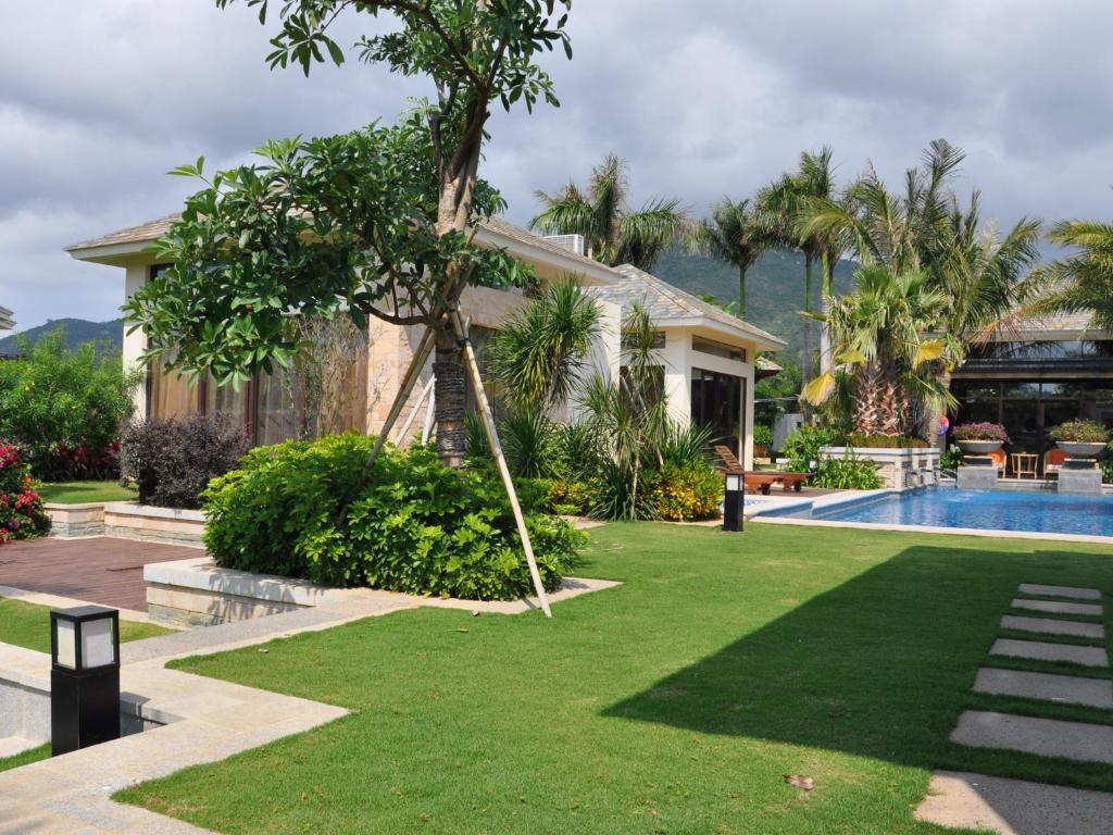 Grand Metropark Yalong Bay - Shuttle And Singer Performance 5*